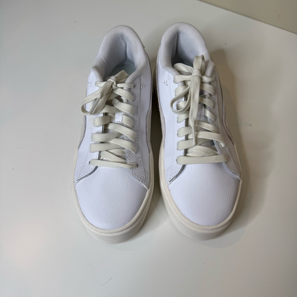 Puma smash platform V2L tennis shoe, color white with silver band, size 7.5